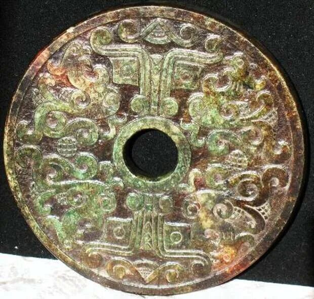 Найти кетерика торма. Диск би из нефрита древний Китай. Нефритовый диск би. Нефритовый диск би эпоха Чжоу. Древние каменные диски.