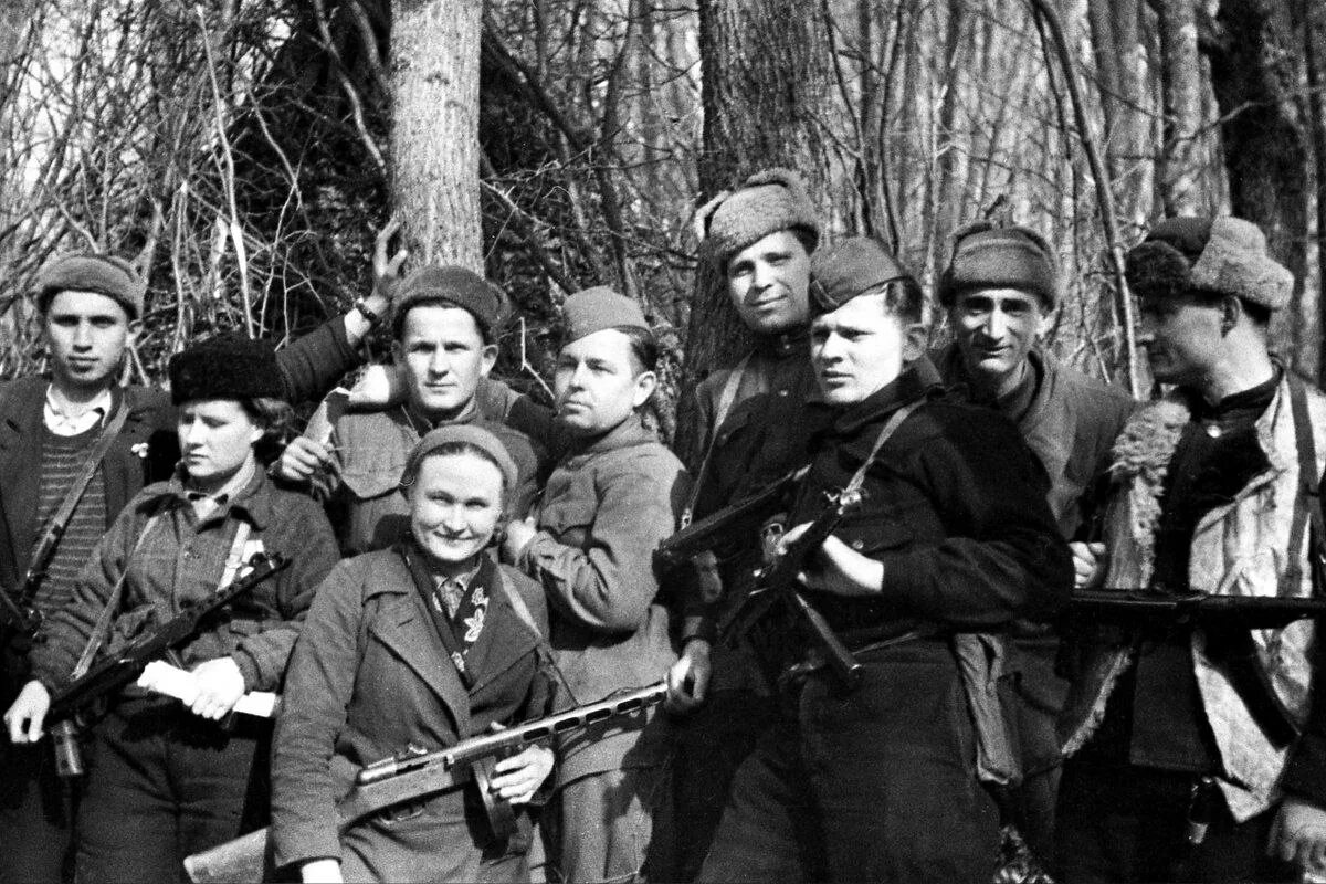 Партизанский отряд в Приднестровье. Апрель 1943 г.. Партизанский отряд 1943 года. Партизанское движение 1941-1945. Партизаны 1941 года.