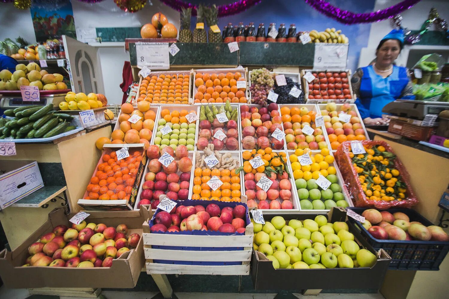 Авито купить фрукты. Фрукты на рынке. Торговля овощами и фруктами. Овощи и фрукты на рынке. Оптовые продовольственные рынки.