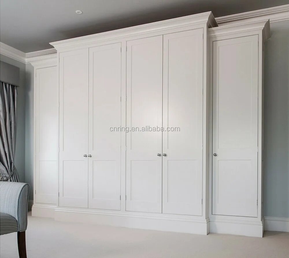Шкаф выше дверей. Белый шкаф классика 3ддд. Белые шкафы с распашными дверями. Высокий шкаф с распашными дверями. Белый встроенный шкаф.