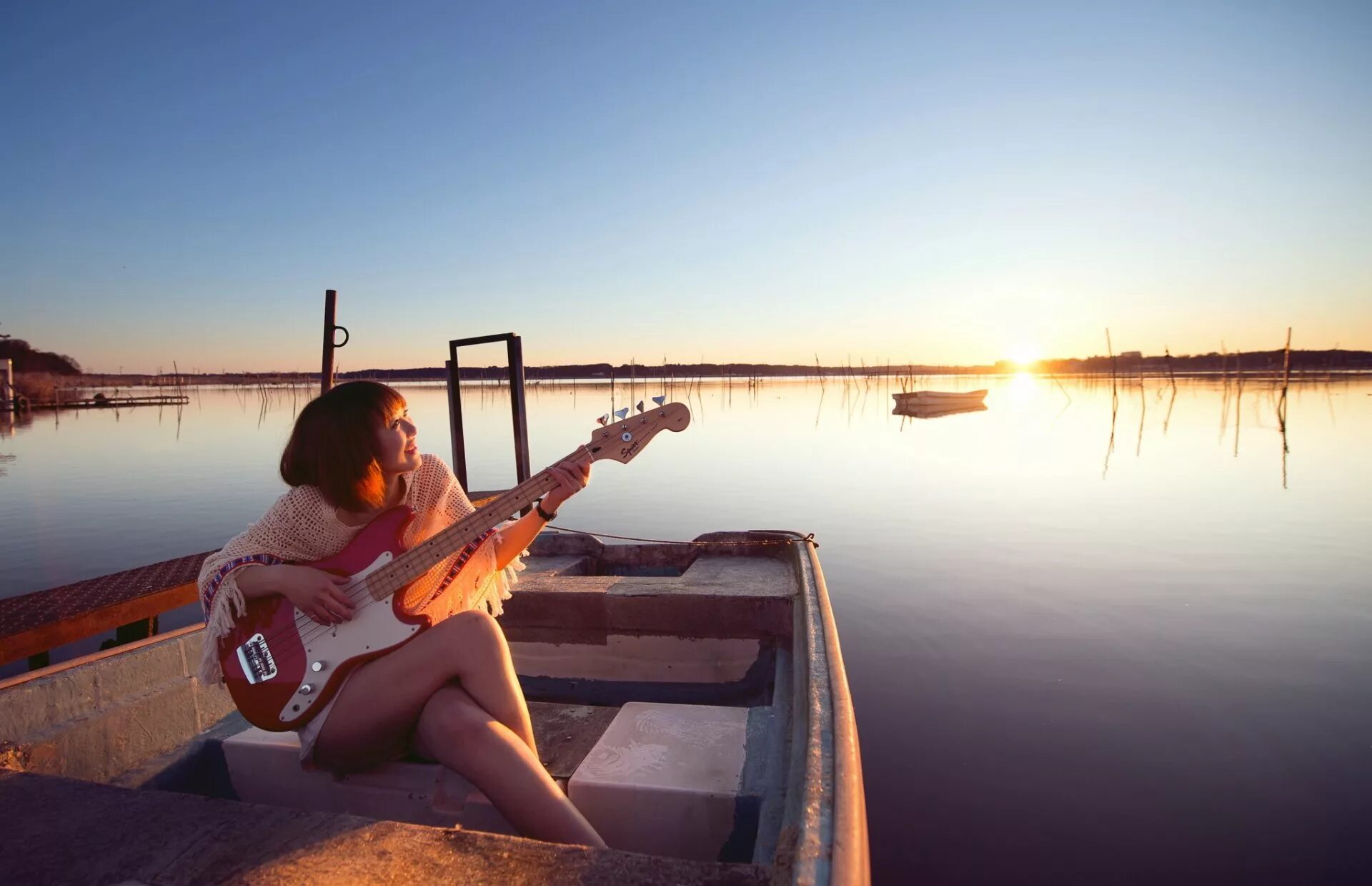 Девушка с гитарой на берегу. Девушка в лодке. Девушка в лодке на закате. Девушка с гитарой на закате. Левый берег музыка
