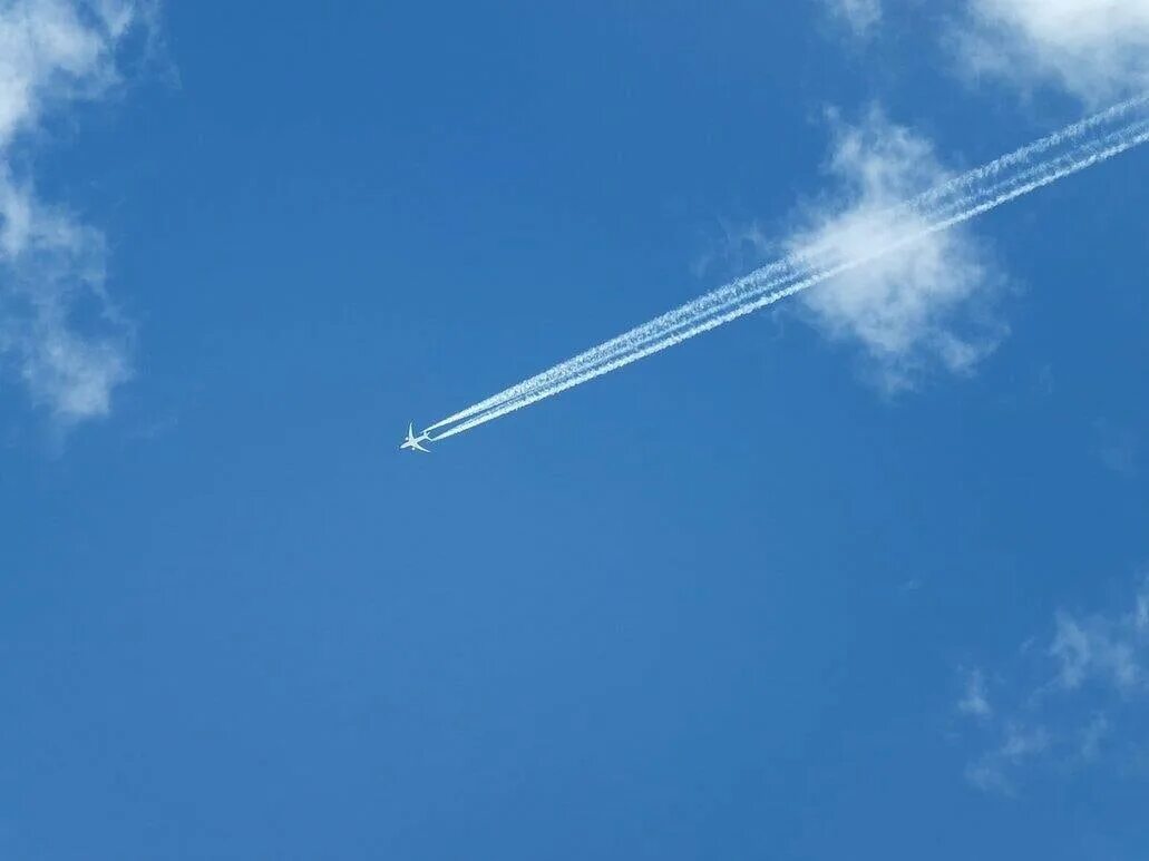 АН-124 инверсионный след. Самолет в небе. Самолёт высоко в небе. Cfvjktn DF yt,t.