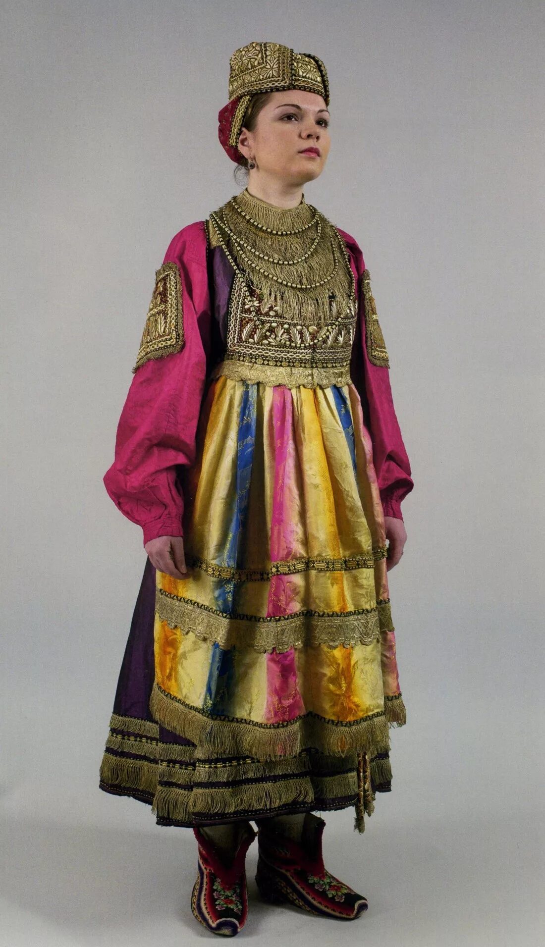 Русский национальный костюм пензенской губернии. Костюм рязанской губернии рязанская баба. Национальный костюм владимирской губернии. Одежда губерний. Одежда губерний.