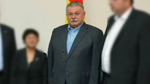 Чиновник кндр выгнал