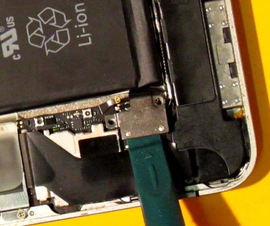 Неизвестная деталь на iphone аккумулятор как убрать. Батарея iphone 4s. распиновка акб iphone 4s. аккумулятор для iphone 4s. распайка аккумулятора айфон 4 s.