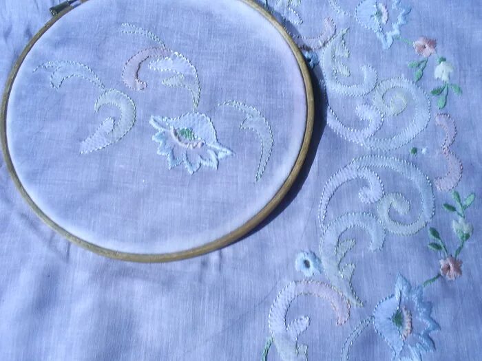 Бассейн волна. Вышивка атласной гладью. Атласная гладь. Спектрум гласс стекло. Пейзажная вышивка гладью.