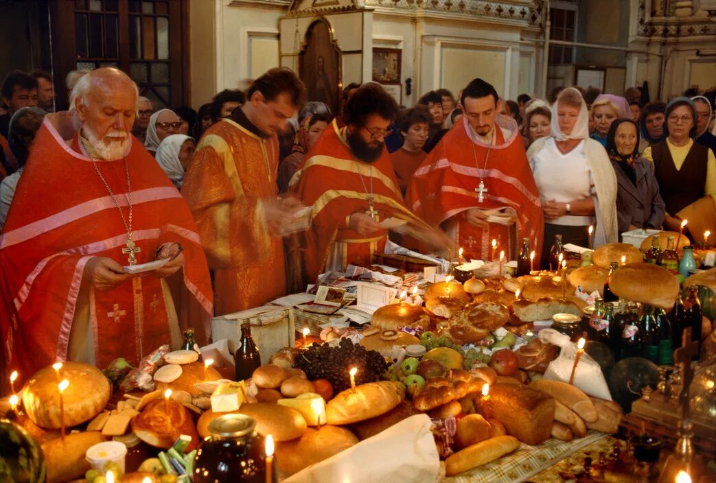 Монахи едят мясо. Трапеза в церкви. Пасхальное застолье. Застолье священник. Трапеза в монастыре.