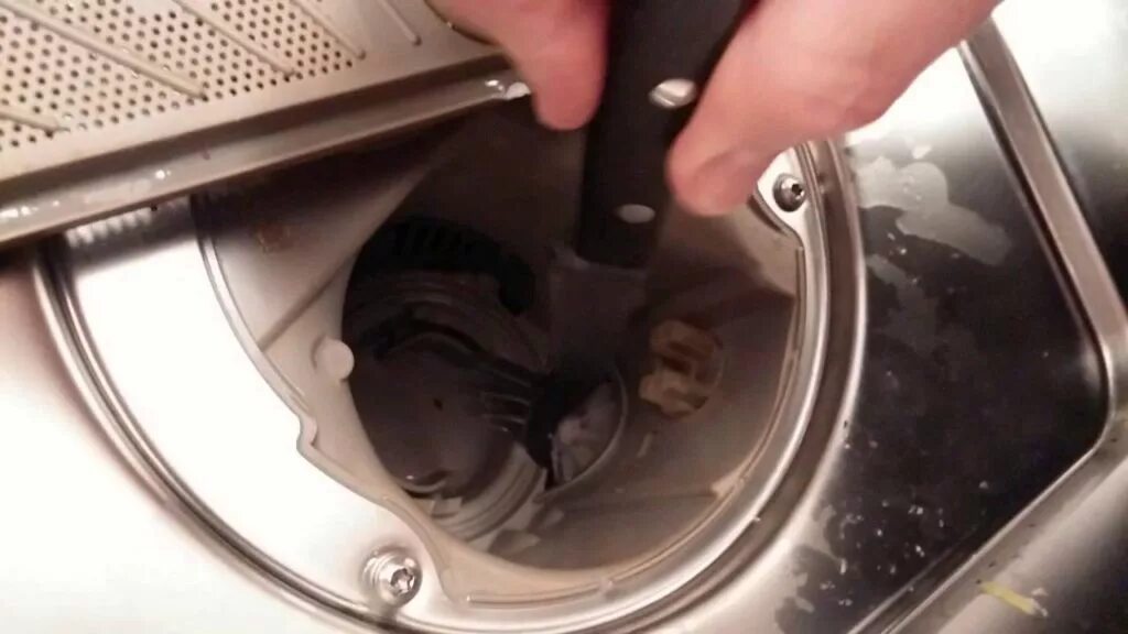 Чистка фильтра посудомоечной машины Electrolux. Вода в посудомойке бош