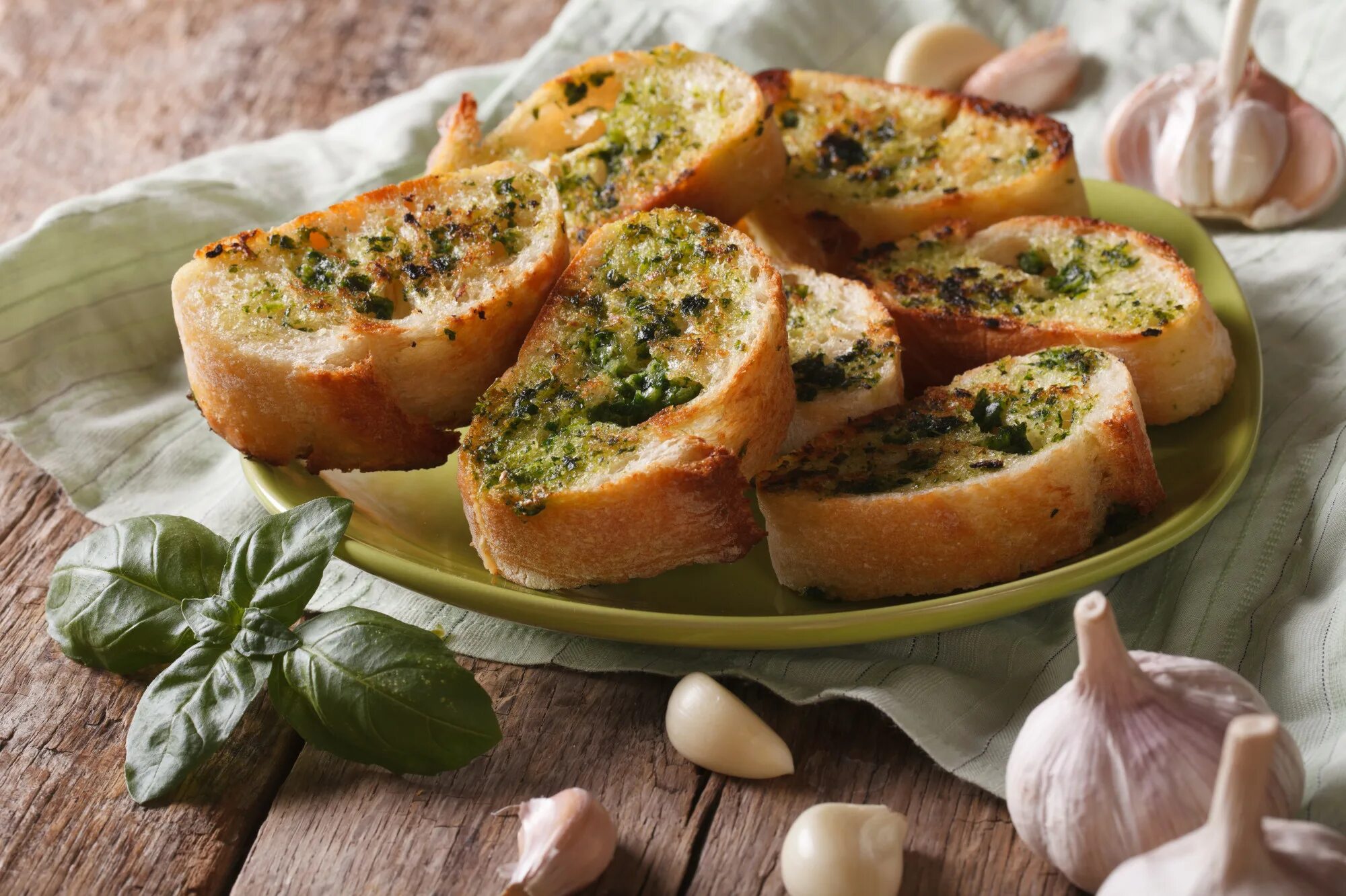 Хлеб с сыром и чесноком рецепт. Гарлик Брэд. Чесночный хлеб. Хлеб с сыром и зеленью. Хлеб с чесноком и зеленью.