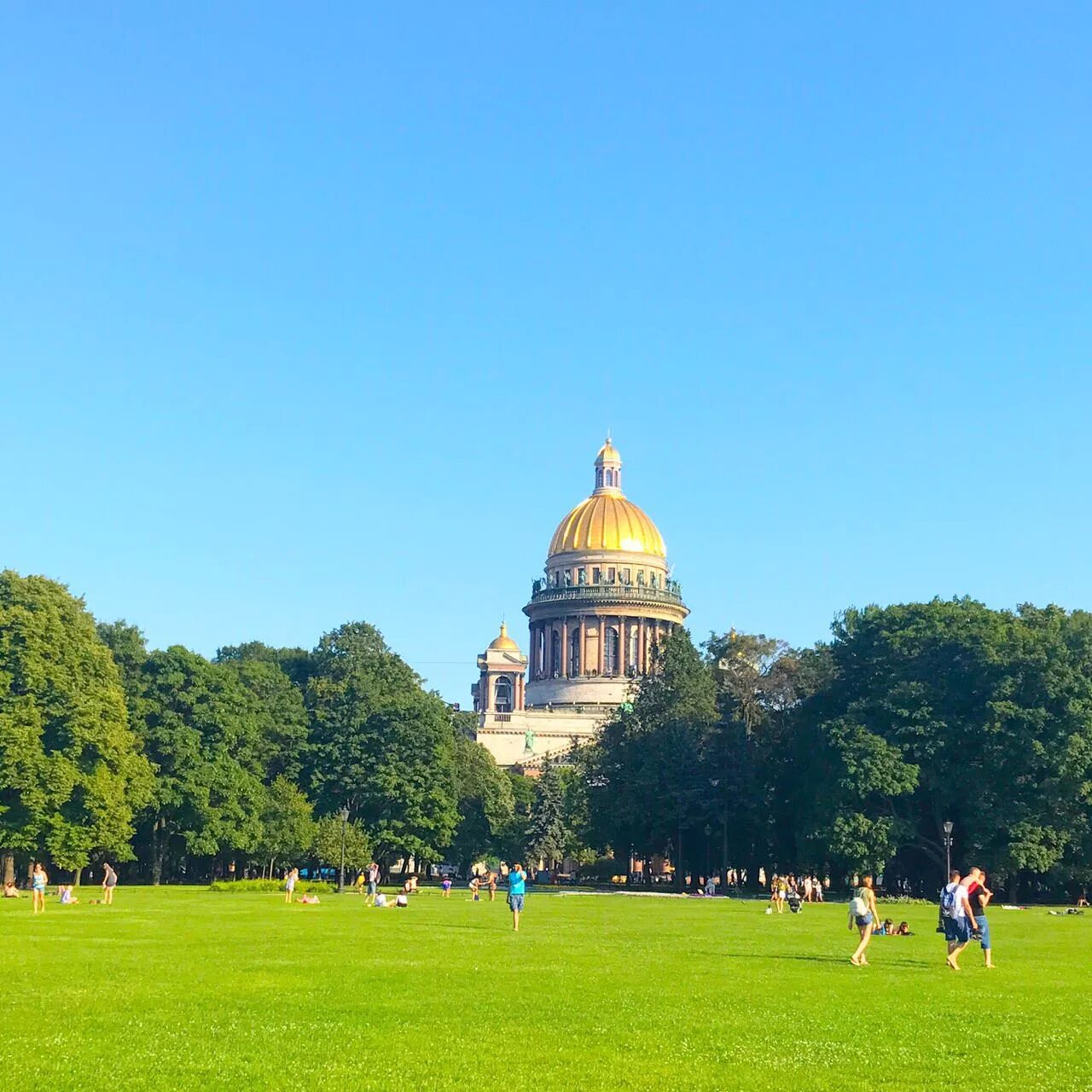 Парк у Исаакия. Санкт-Петербург летом. Будет лето в питере