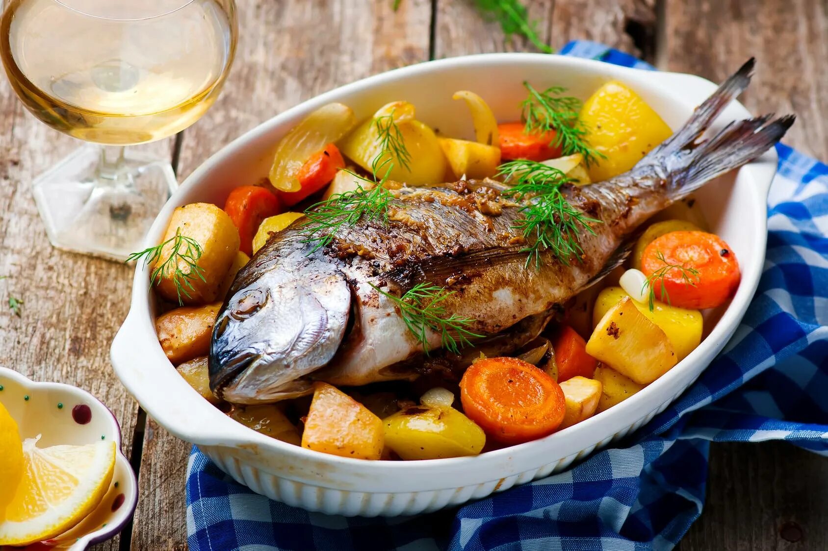 Вода насыщена запеченная рыба. Рыба с овощами. Рыба в духовке. Рыба с овощами в духовке. Рыба запечённая в духовке с овощами.