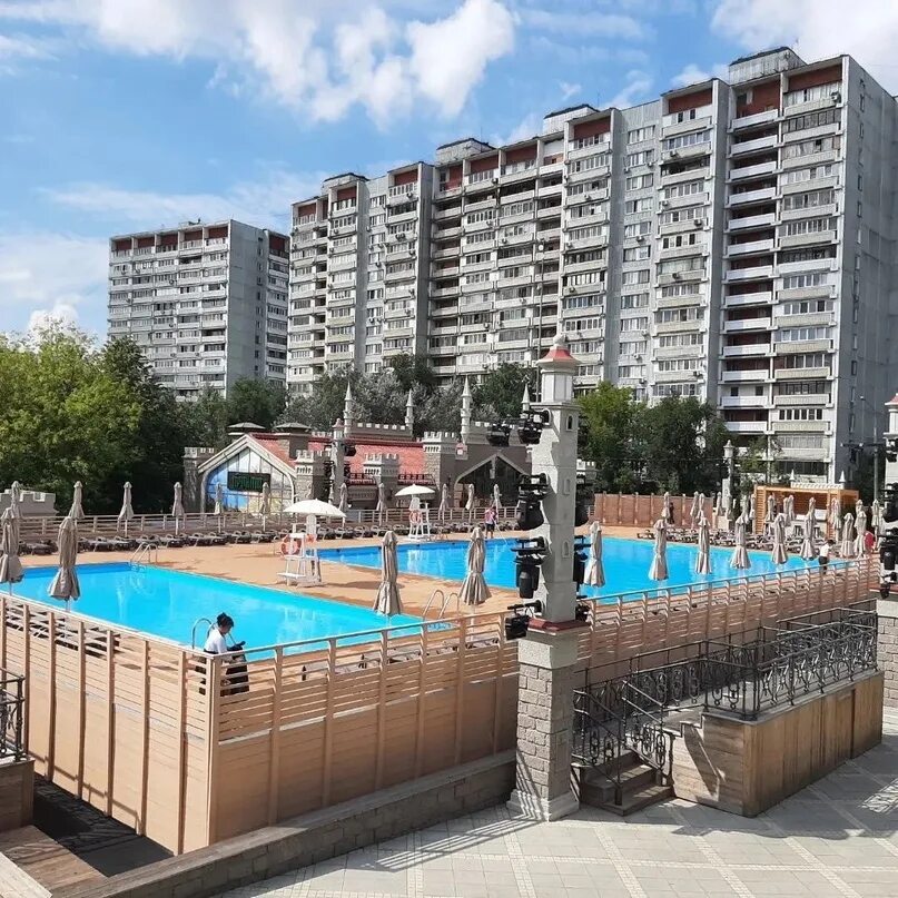 Бассейн заповедная 1 медведково. Бассейн, москва, заповедная улица. Открытые бассейны. Открытый бассейн лужники лягушатник. Бассейн под открытым небом.