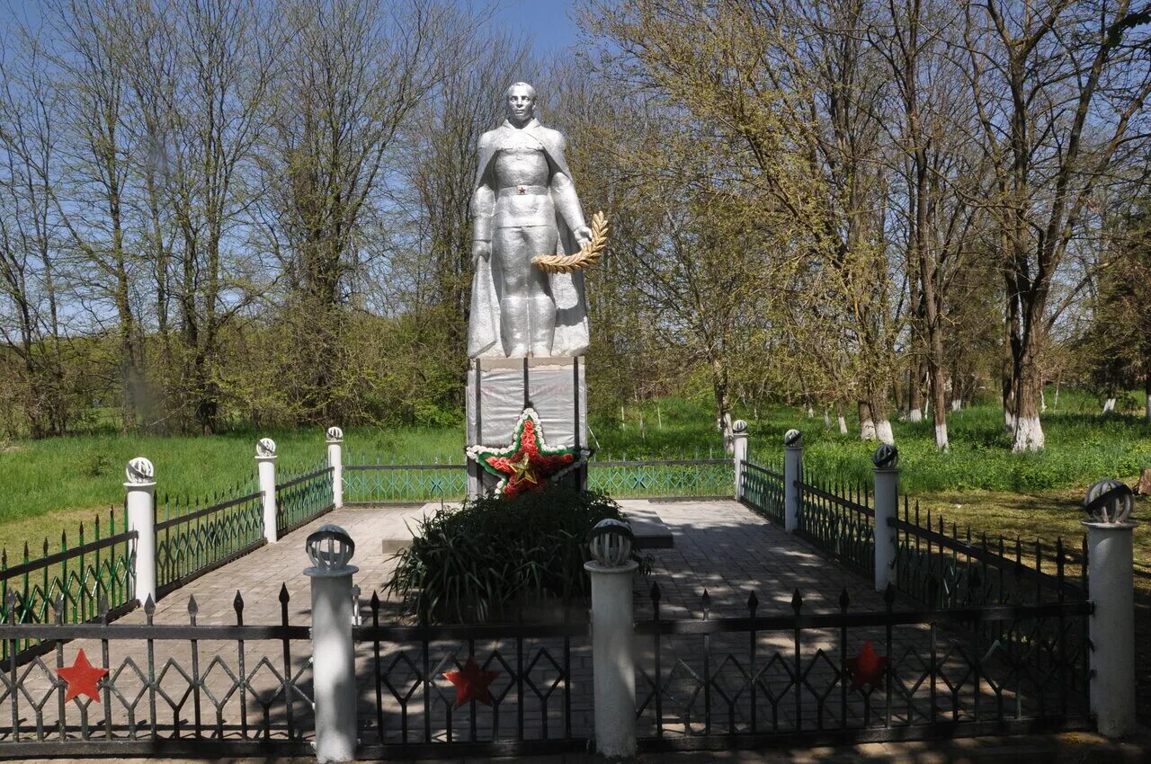 В борьбе с фашистскими захватчиками. Хутор Свобода Лискинский район Братская могила. Курганинский район Хутор Восточный - Братская могила. Братская могила ст. Константиновская Курганинский район. Хутор Свобода Краснодарский край.