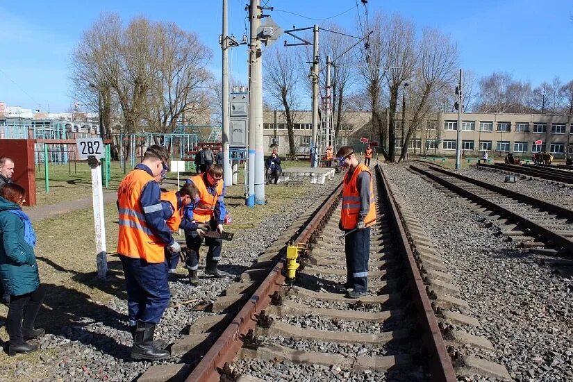 Железные дороги ульяновск. Ульяновский Железнодорожный техникум. Техникум железнодорожного транспорта Ульяновск. Железнодорожный техникум Калуга. Колледж РЖД Калуга.