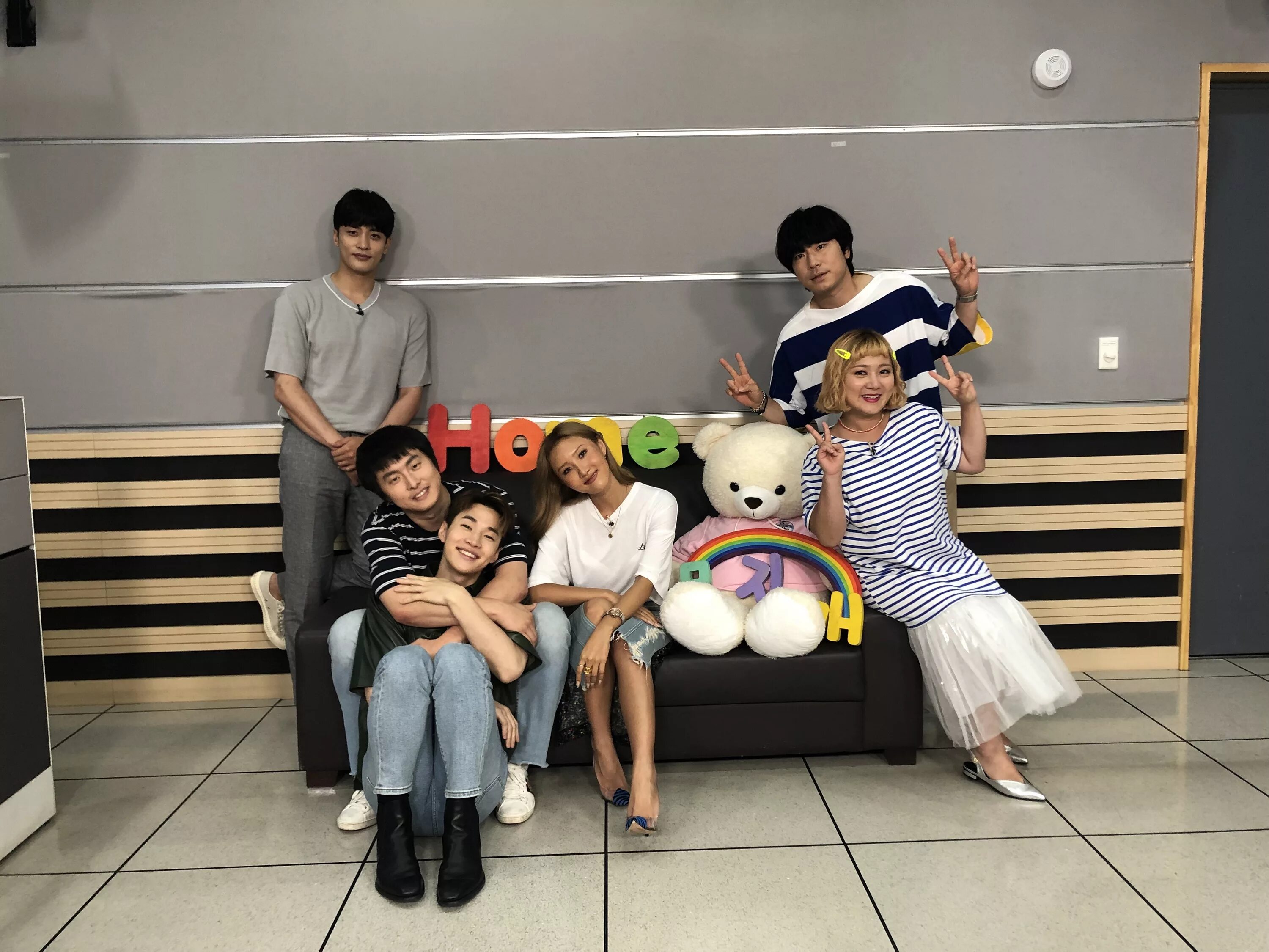 I live alone шоу. Key i live alone. Концерт alone. Me. I live alone eng sub.