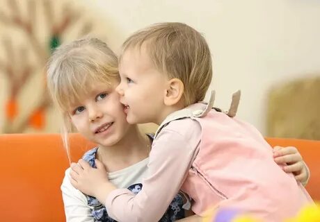 В семье я старший ребенок малую нянчу