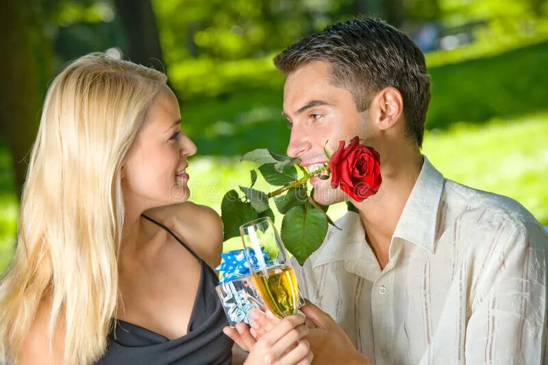 Сонник муж подарил. Мужчина дарит цветы женщине. Мужчина с розой. Парень дарит розы девушке. Мужчина дарит розы женщине.