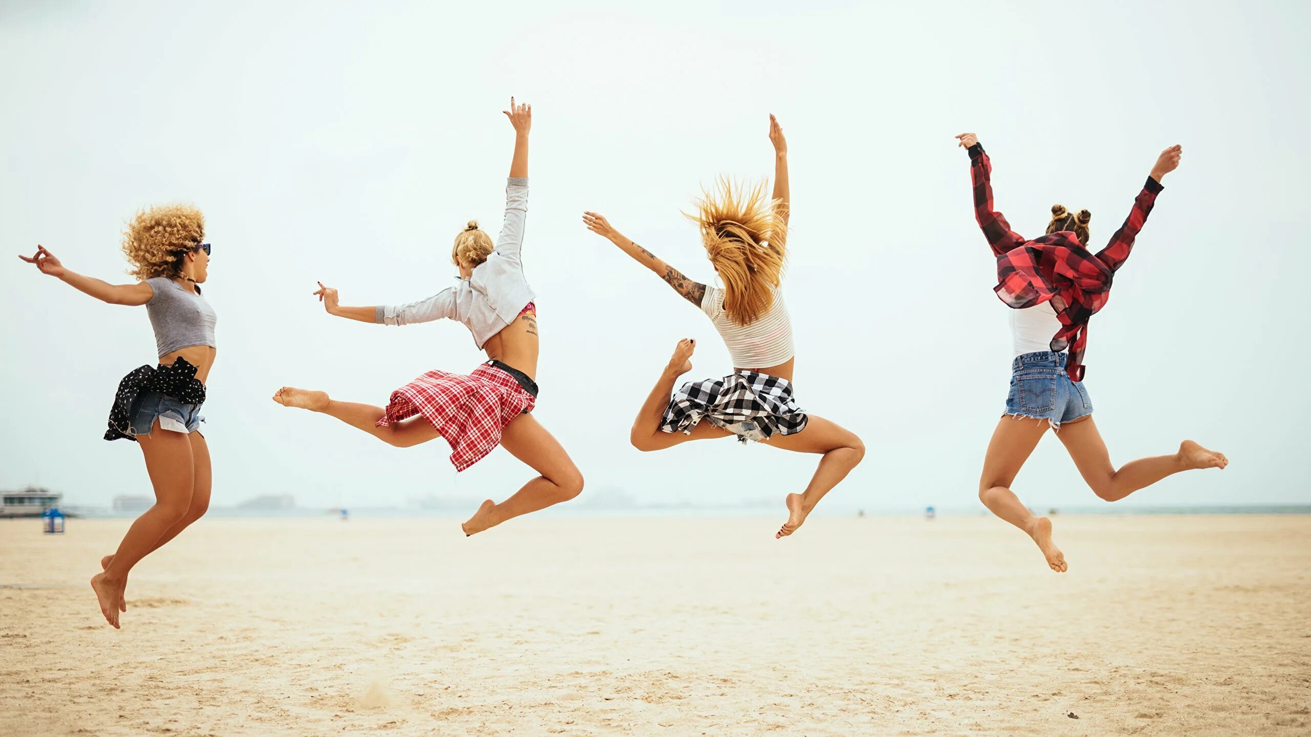 Каждый день весело. Девушка в прыжке. Подруги в прыжке. Подруги веселятся. Люди танцуют.