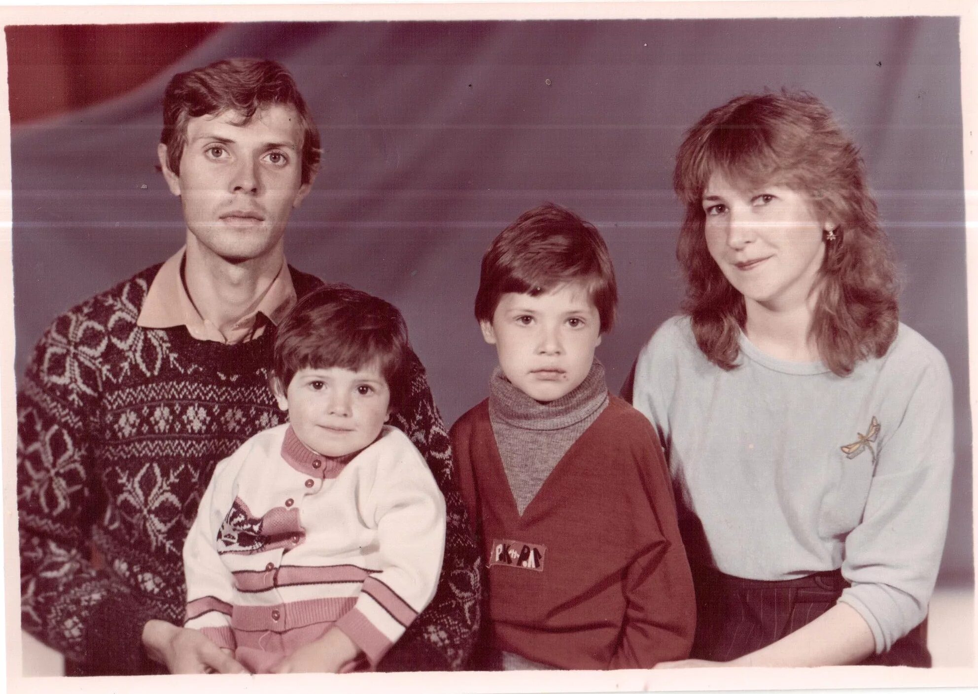 Год семьи в 2000. Семья в 90-е годы. Семейные снимки 90х. Советская семья. Семейные фотосессии 90-е.