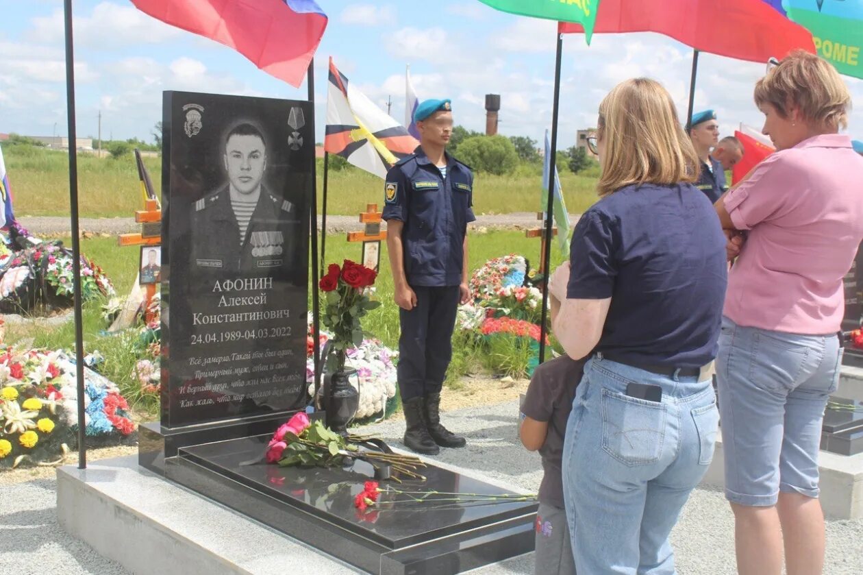 Уссурийск кладбище сво. Памятники солдатам погибших на сво. Памятник ветеранам. Памятник воину сво на кладбище.