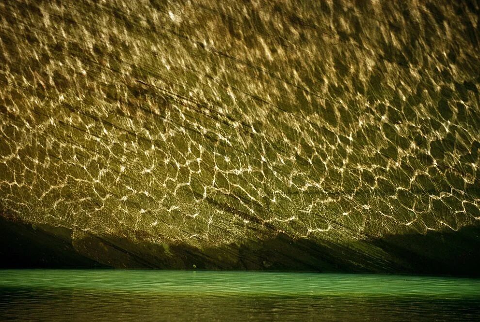 Свет отраженный от воды. Блики от воды на стене. Блики на воде. Отражение воды на стене. Узоры в природе.