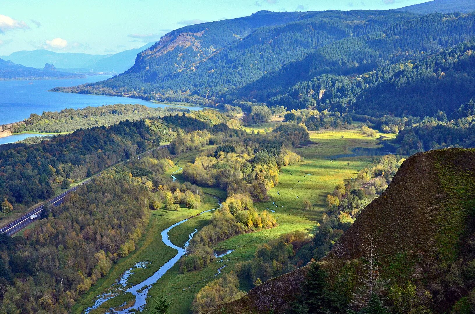 The country many rivers. Река Колумбия Орегон. Ривер Гордж, Колумбия. Река Колумбия в Северной Америке. Река Колумбия Канада.