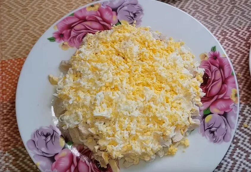 Салат с ананасом и курицей копченой слоями. Салат нежность с ананасом. Салат нежность с курицей и ананасами. Салат с ананасом и курицей слоями. Салат нежный с курицей и ананасом.