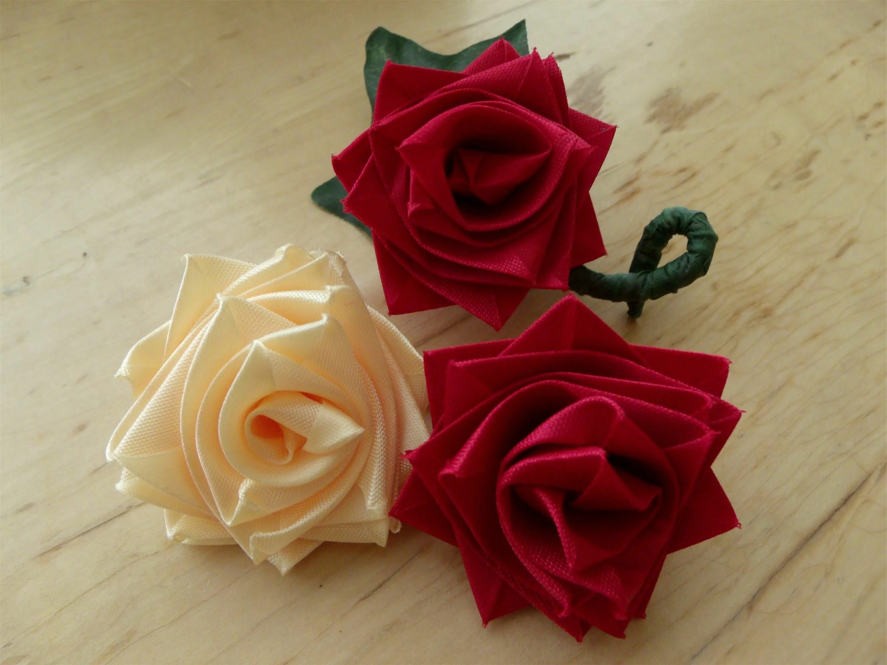 Розы из лент. Розочка из ленты. Розочки из атласных лент. Красные розы из атласных лент. Розы из атласных лент с блестками
