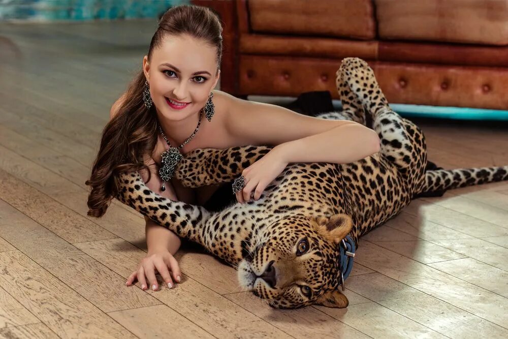 Женщины в леопардовом зоопарке. Софи Найт модель в леопардовом. Девушка в леопардовом. Фотосессия в леопардовом платье.