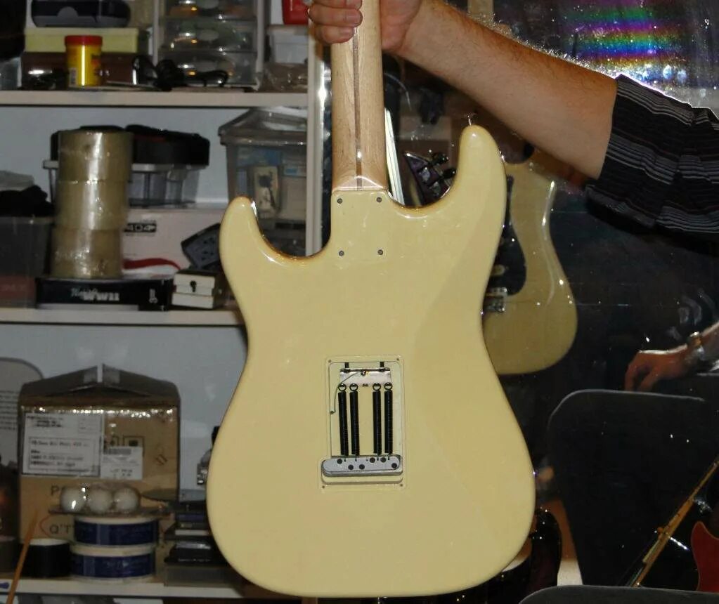 Гитарный клуб санкт-петербург. Гитарный клуб гитары. Гитарный магазин. Гитара клуб. Гитарный магазин.