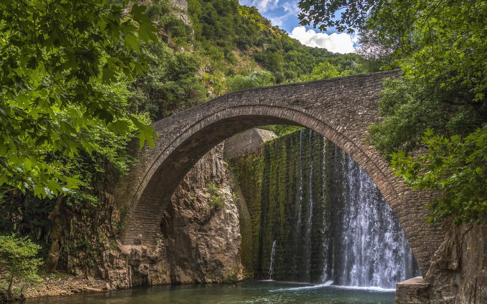 Италия каменный мост. Мост Солкан Словения. Каменный мост виадук в Италии. Терзийский мост Сербия. Старинный мост.