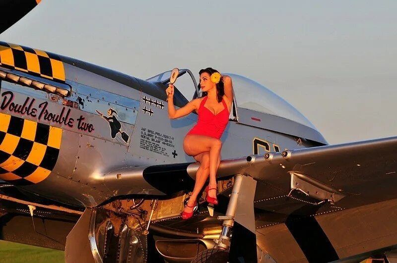 Ой мама мне бы крылья аэроплана. Девушка в самолете. Девушка на крыле самолета. Фотосессия возле самолета. Фотосессия у самолета кукурузника.