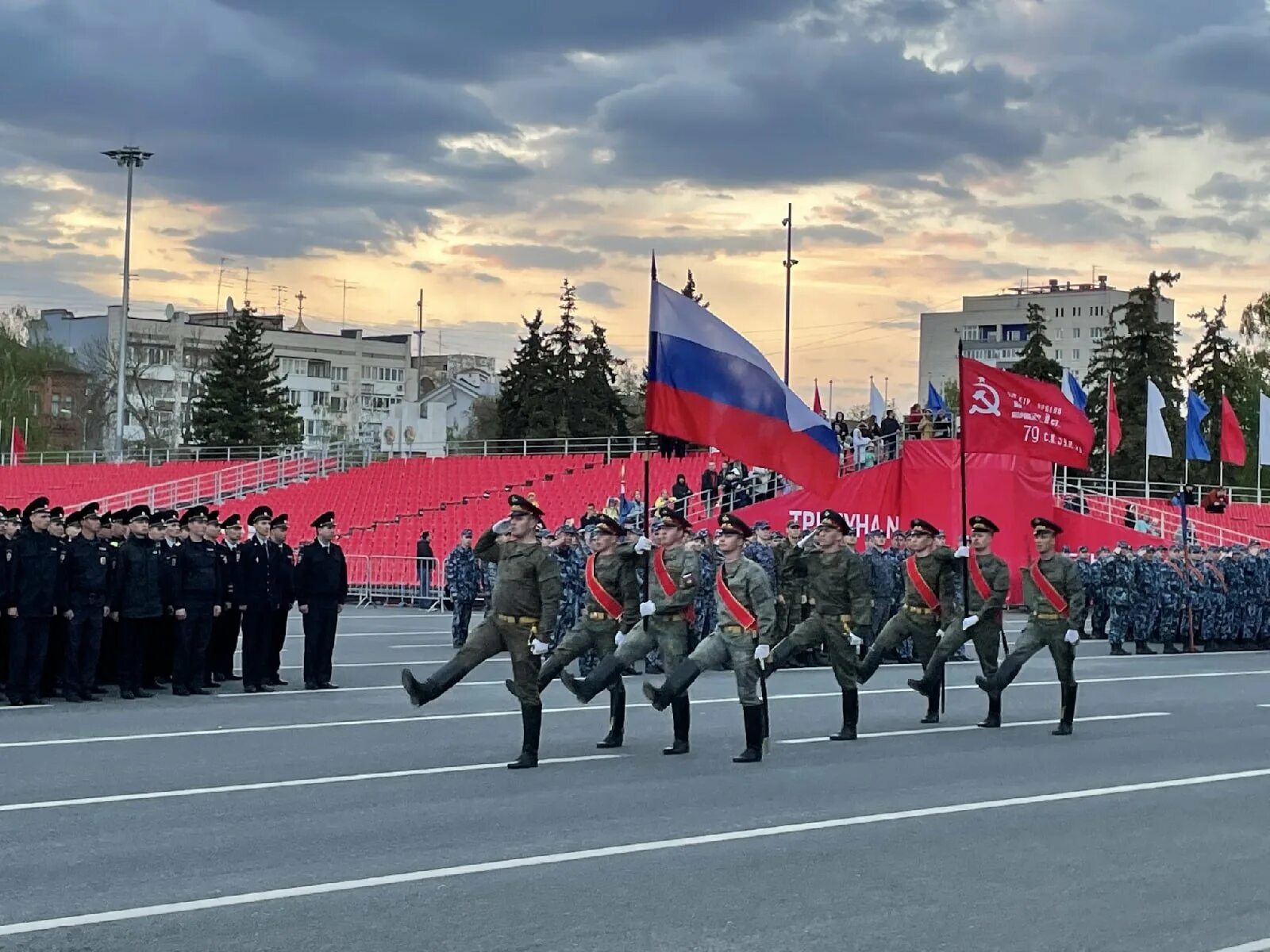 Военный парад 9 мая 2023 самара. Парад 9 мая куйбышев. Площадь куйбышева самара парад 2023. Парад 9 мая самара. Площадь куйбышева самара 9 мая.