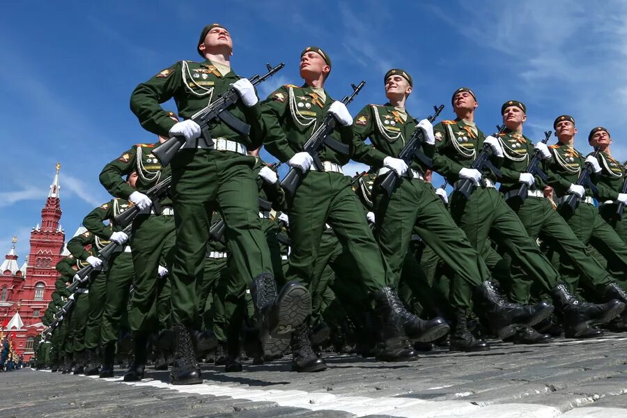 Военно способный. Солдаты на параде. Российский солдат на параде. Русские солдаты на параде. Солдаты маршируют на параде.