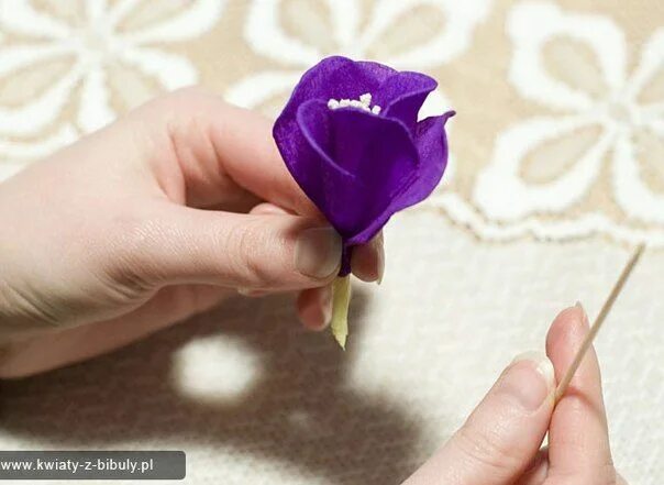 Цветы в технике мастер класс. Цветы из гофрированной бумаги. Цветы из гофробумаги. Маленькие цветочки из гофрированной бумаги. Цветы изигофрированой бума.