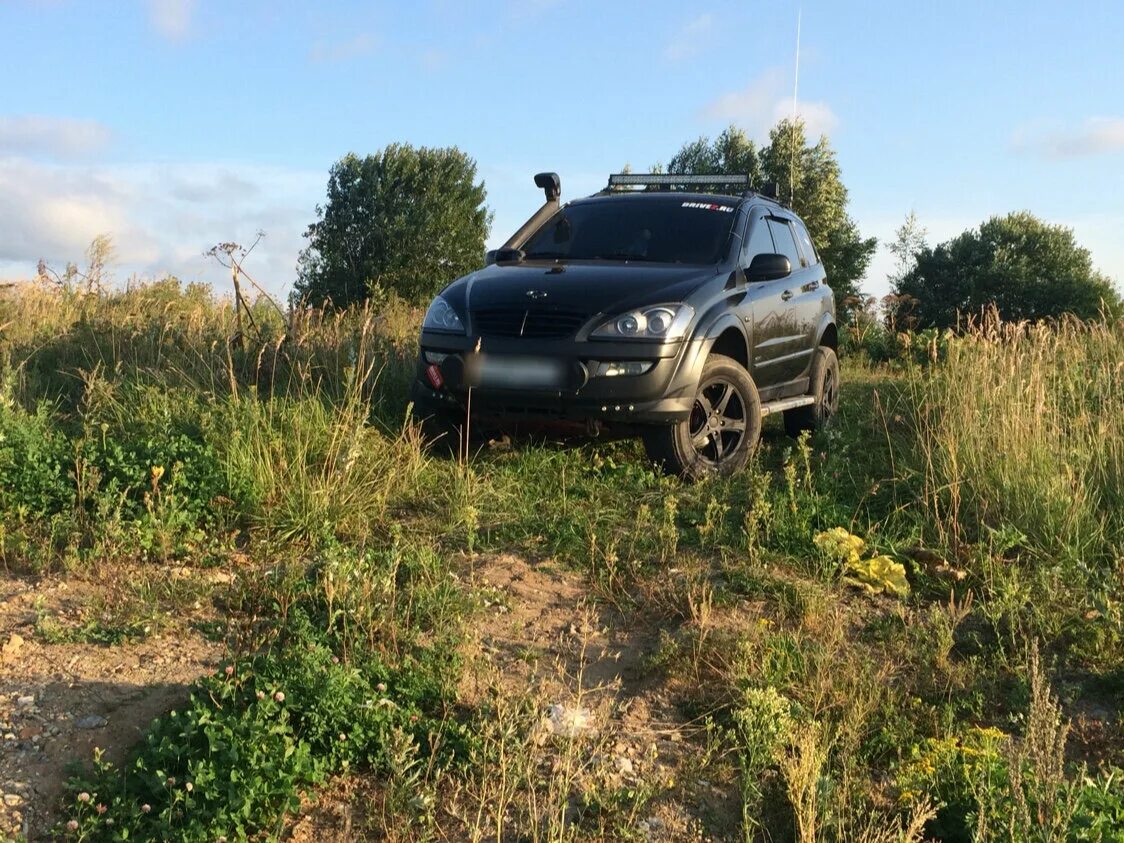 Аналоги кайрона. Светодиодная балка на SSANGYONG Kyron. SSANGYONG Kyron шноркель. Кайрон 3. Шноркель Санг енг Кайрон.