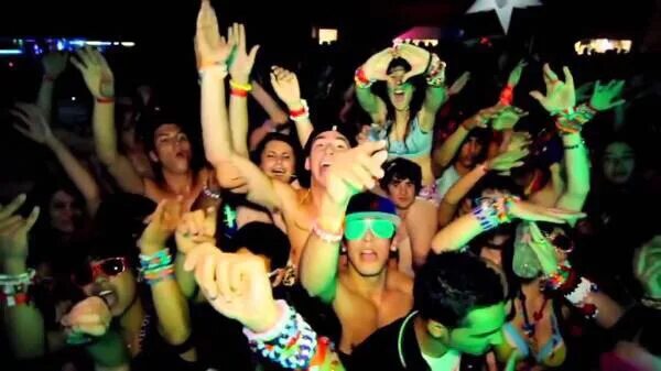 Как удалить друга в рейв. Рейв вечеринка. рейв туса. rave вечеринка в москве. вечеринка в лесу рейв.