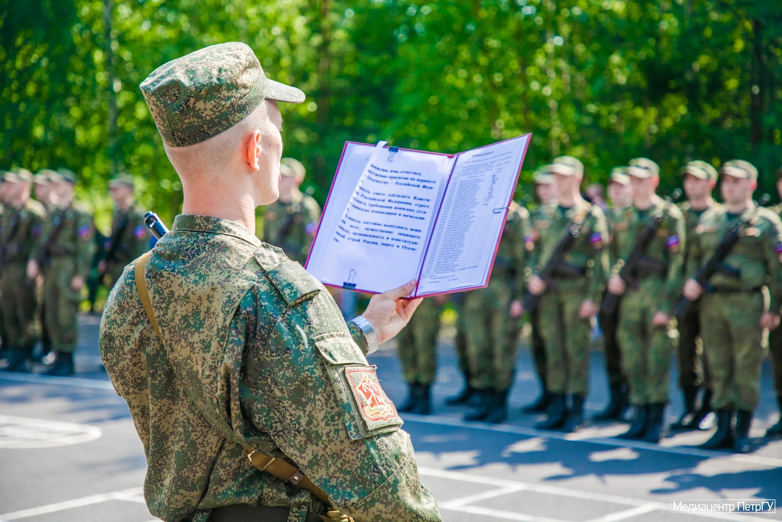 Присяга в армии. Присяга военнослужащего. Присяга фото. Стенд Военная присяга. Роль воинской присяги