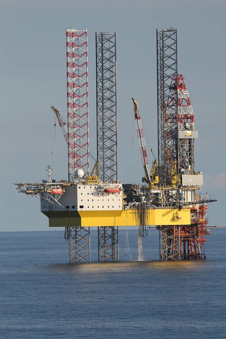 Буровая в море работа. Нефтяная платформа. морская нефтяная платформа. буровая платформа. нефтяная вышка.