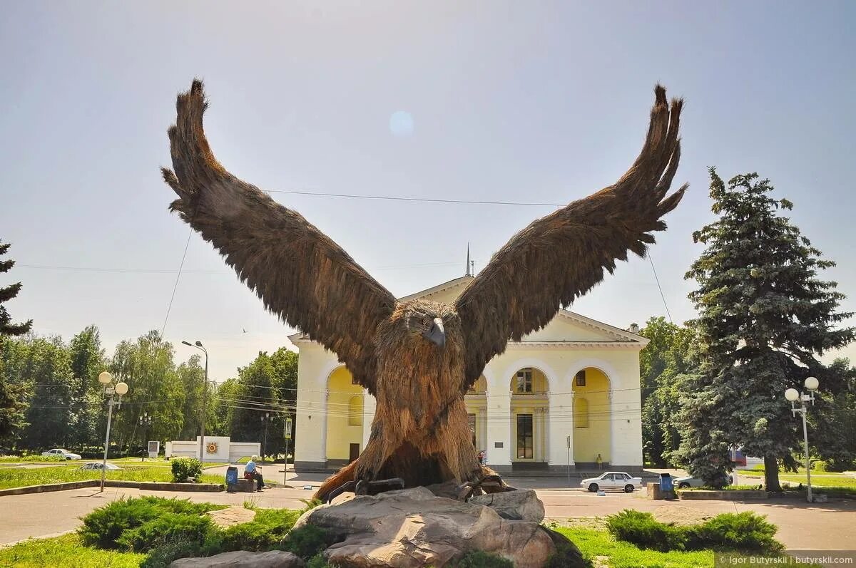 Город Орел скульптура "Орел-основатель". Орел в городе Орел. Орел на Привокзальной площади г орла. Статуя орла в городе Орел.