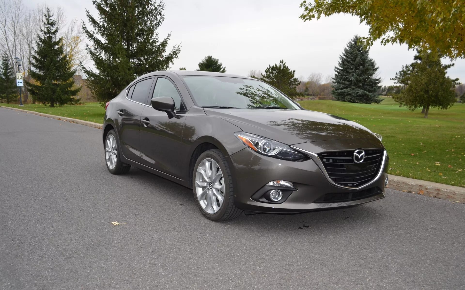 Mazda 3 2015. Mazda 3 Sport 2015. Мазда 3 темно серая. Мазда 3 2015 года фото.