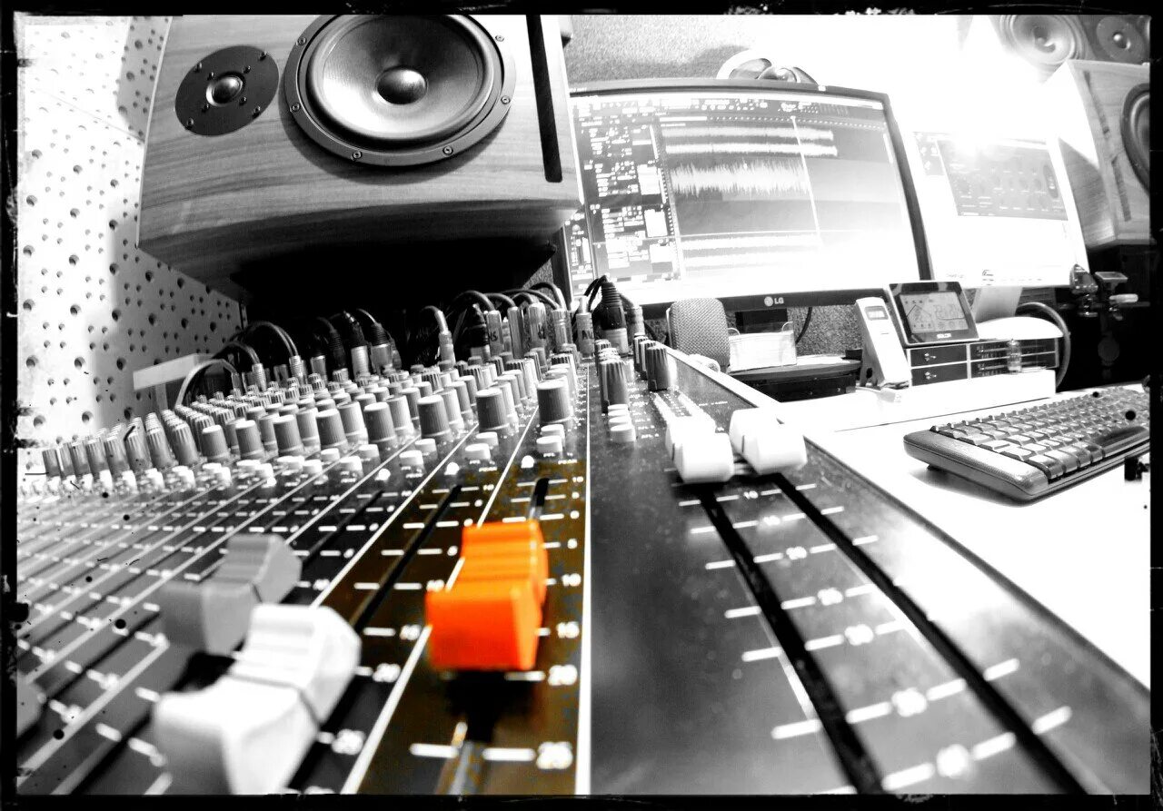 Концертный пульт звукорежиссера. Международный день звукорежиссера. Аникин звукорежиссер. Концертная звукорежиссура. Аникин звукорежиссер.