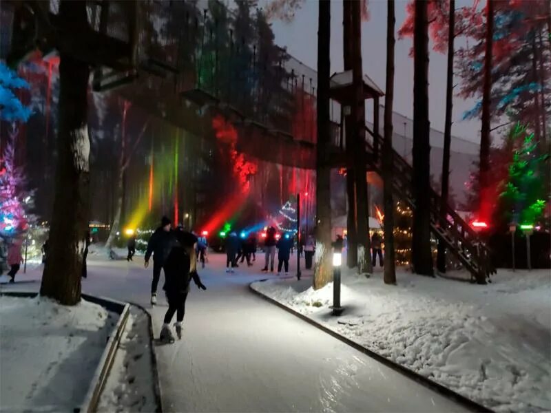 Новая голландия питер каток. Зимний питер дети. Куда сходить с девушкой зимой в спб. Каток спб дворцовая площадь. Влюбленные в санкт-петербурге.