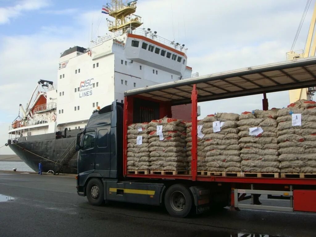 грузовик с картошкой. 6 т зерна больше чем на вторую. сколько в год перевозится картофеля. задача для перевозки 6 тонн. для перевозки картофеля выделили две автомашины.