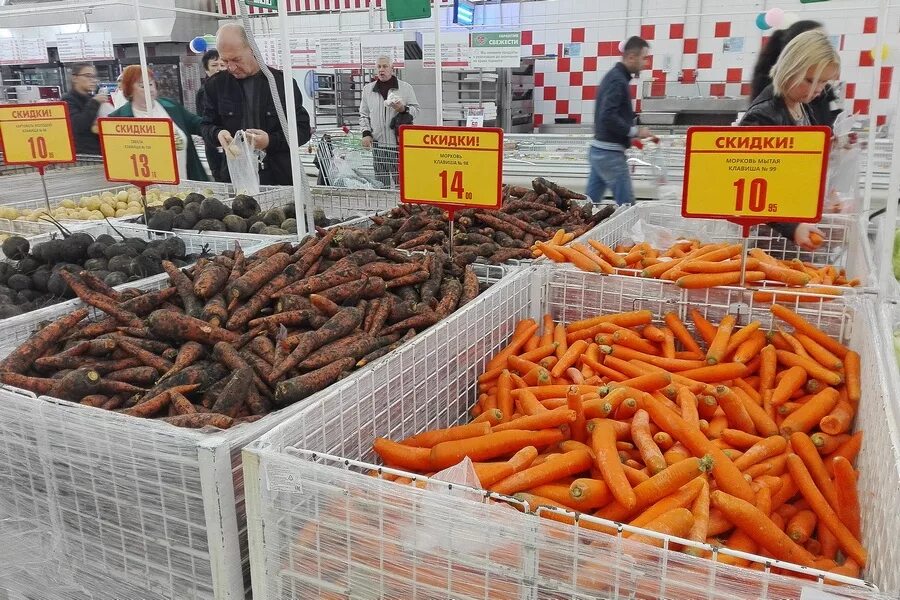 Овощи в магазине пятерочка. Морковь в магазине. Мытая морковь в магазинах. Морковь на прилавке. Пятерочка морковь.