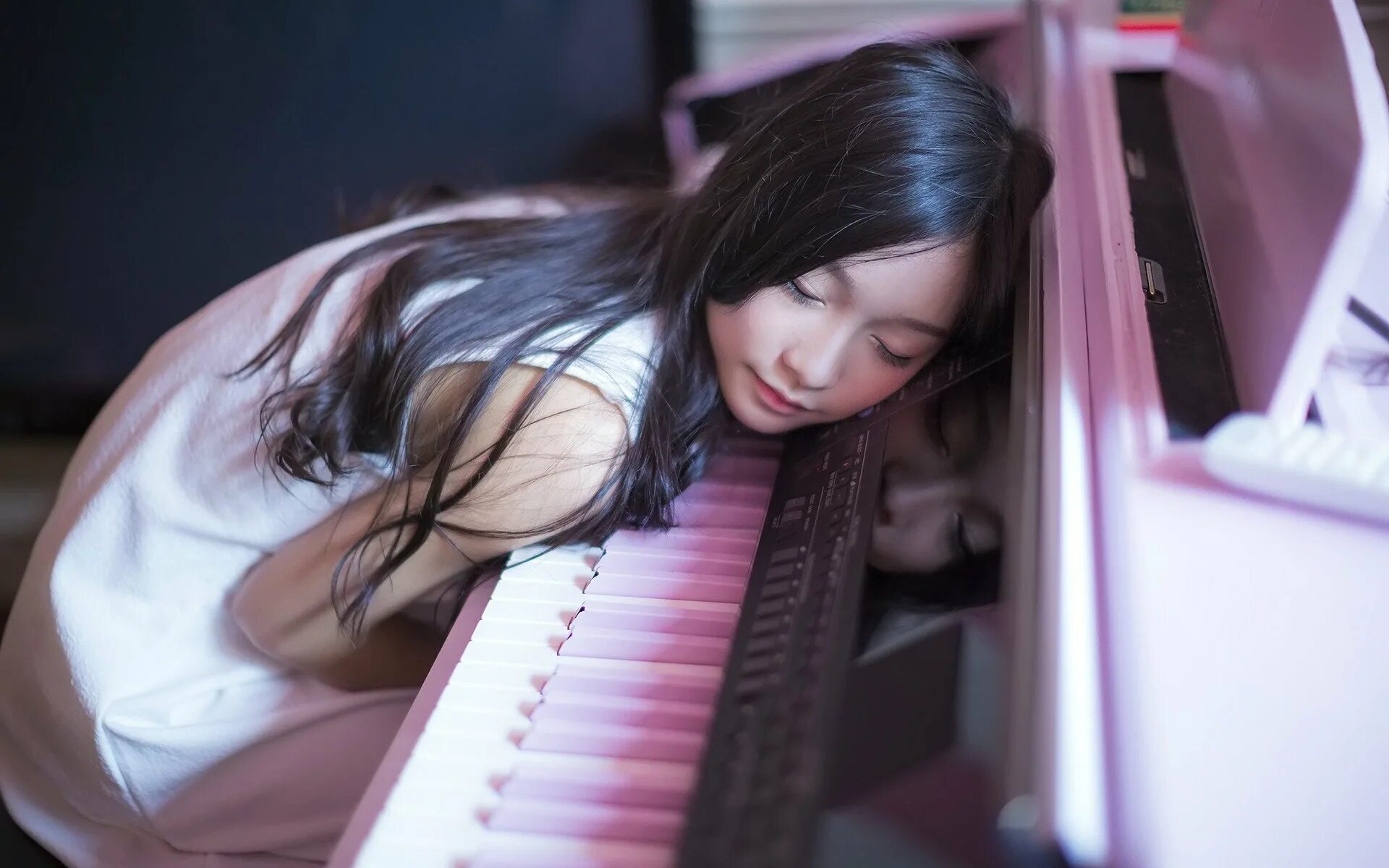 Девушка на рояле. Пианино для девочек. Девочка за пианино. Девушка и пианино. Sister play piano