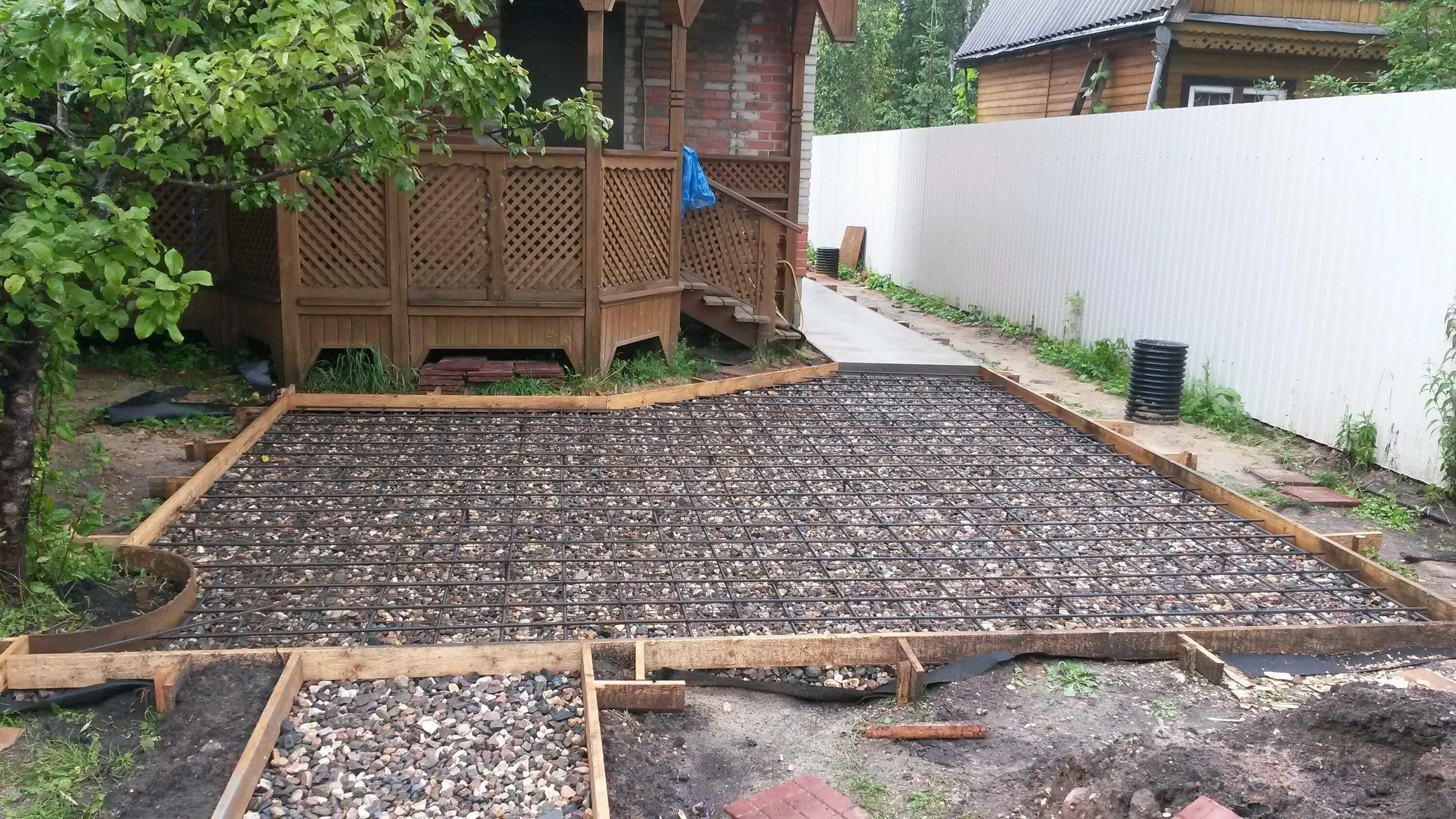 Площадка из щебня на даче. Щебень на участке. Площадка из щебня на даче. Парковка из щебня своими руками. Парковочная площадка из щебня.