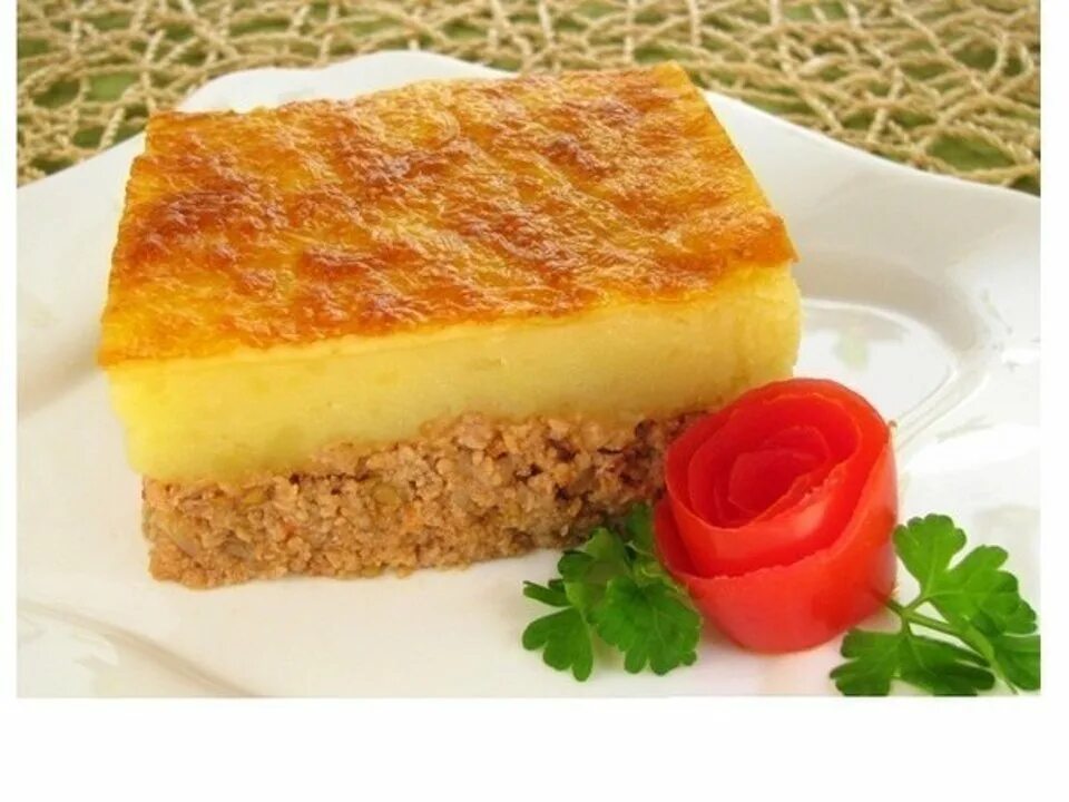 Запеканка с фаршем и картофелем пюре. Запеканка из пюре. запеканка из картофельного пюре с фаршем. запеканка из пюре и фарша. картофельная запеканка с мясом и пюре.