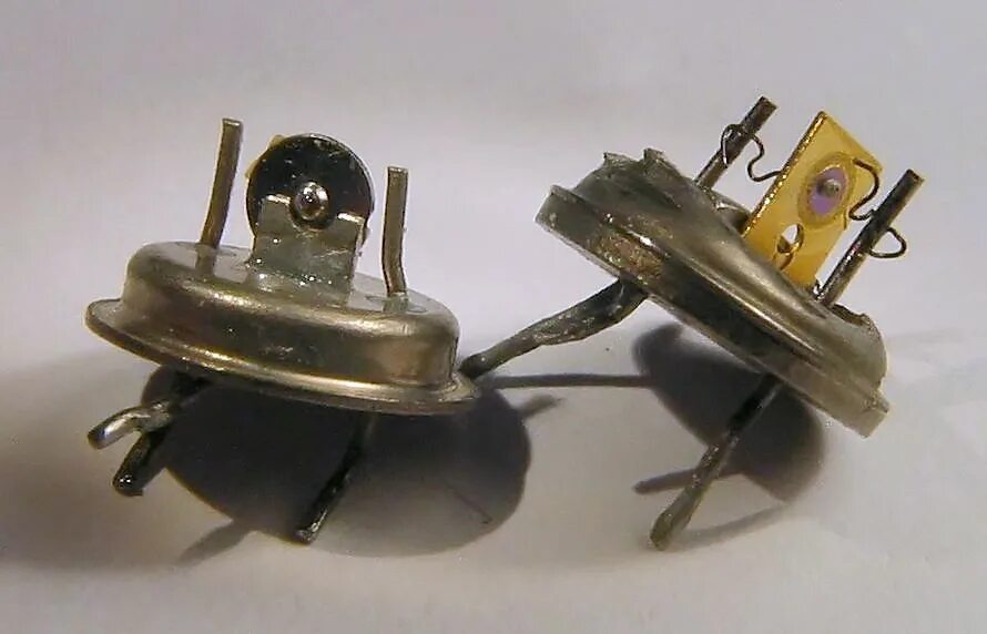 A92 транзистор. Первые транзисторы. Уолтер браттейн первый транзистор. 1947 американские физики продемонстрировали первый в мире транзистор. Германиевый транзистор п 401\.