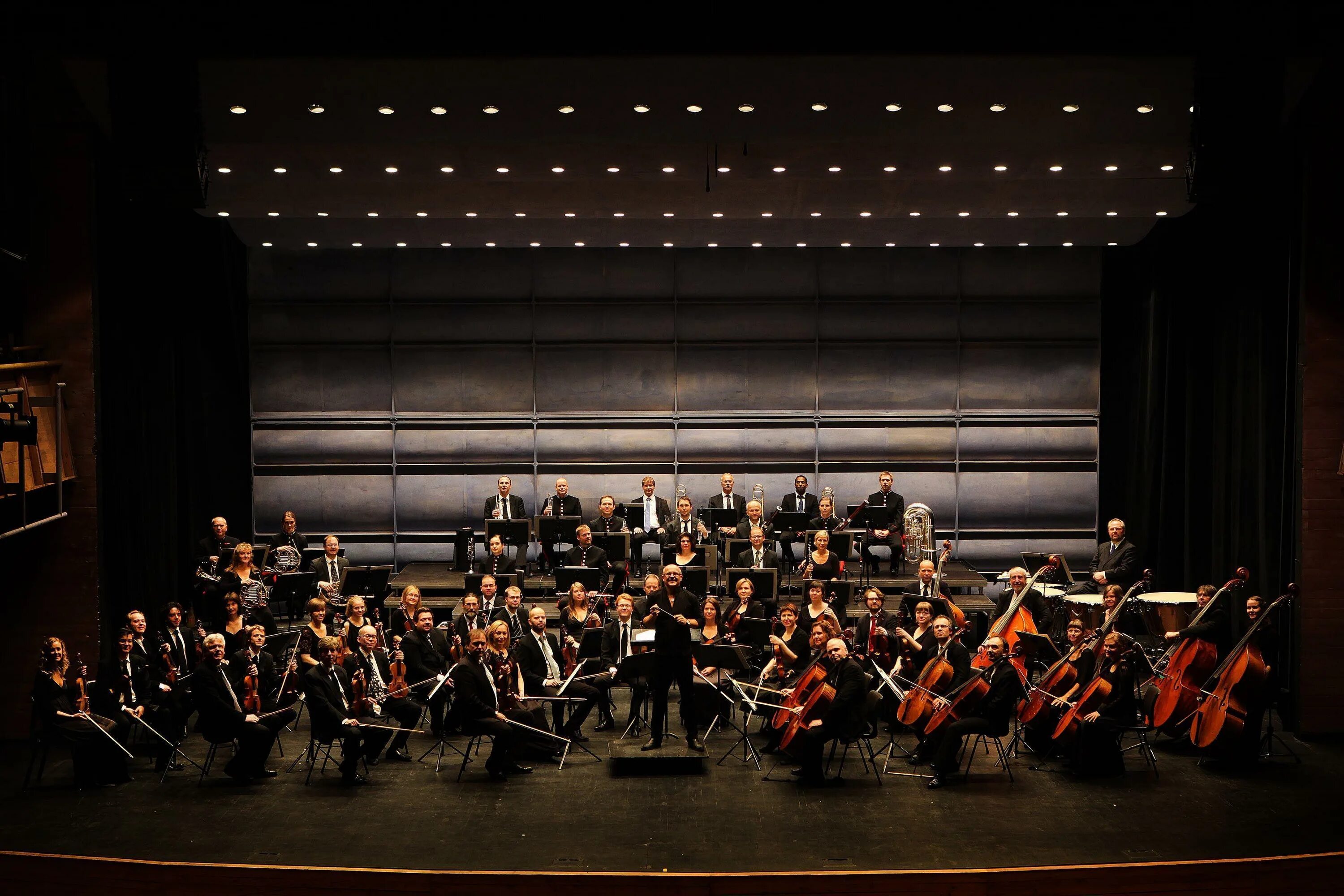 Orchestra. Оркестр. Оркестр на сцене. Классическая симфония. Красивый оркестр.